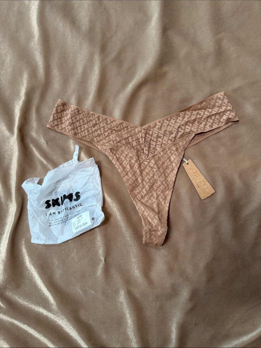 SKIMS Ribbed Logo V-Front Thong - Warm Tan